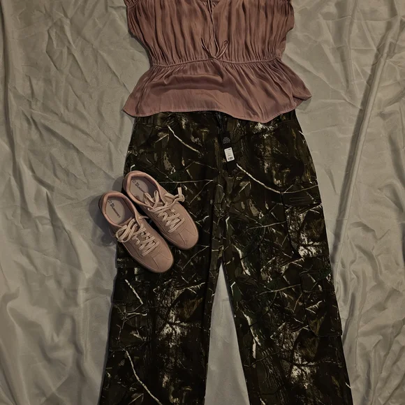 Fashion Nova Women's Woodland Camo Cargo Pants - Picture 5 of 5